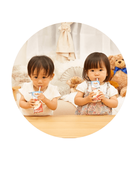 ジュースを飲む子供たち
