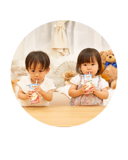 ジュースを飲む子供たち